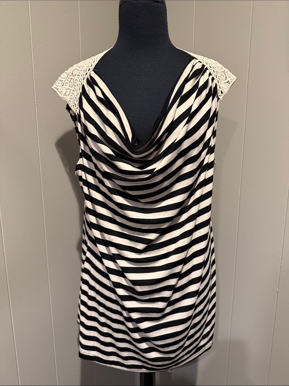 B44 Susan Lawrence Women’s XL Striped Cowl Neck Tunic with Lace Shoulders